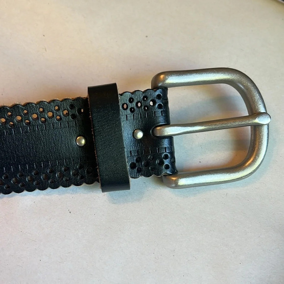 Black Leather Scalloped Perforated Belt. Size M Women’s. Silver Buckle Like New
